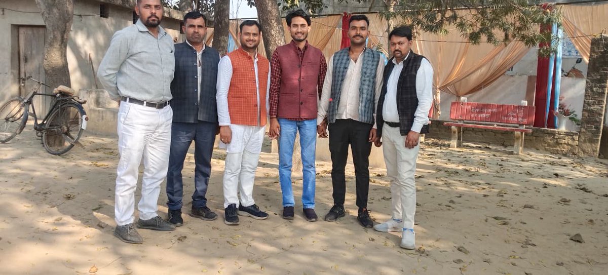 RAVIMIS66498711's tweet photo. आज मसकनवा में राजा फॉर्म हाउस पर आयोजित कार्यकर्ता बैठक में गोंडा के गौरव, हम सबके अभिभावक, केन्द्रीय राज्य मंत्री, भारत सरकार, माननीय कीर्तिवर्धन सिंह (राजा भैया) जी का मार्गदर्शन प्राप्त हुआ। https://t.co/EBm3xZPMOt
