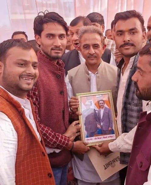 RAVIMIS66498711's tweet photo. आज मसकनवा में राजा फॉर्म हाउस पर आयोजित कार्यकर्ता बैठक में गोंडा के गौरव, हम सबके अभिभावक, केन्द्रीय राज्य मंत्री, भारत सरकार, माननीय कीर्तिवर्धन सिंह (राजा भैया) जी का मार्गदर्शन प्राप्त हुआ। https://t.co/EBm3xZPMOt