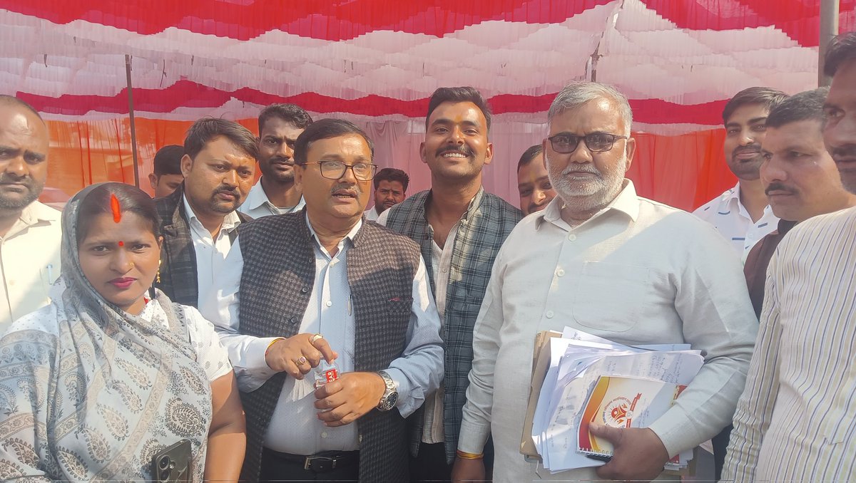RAVIMIS66498711's tweet photo. आज मसकनवा में राजा फॉर्म हाउस पर आयोजित कार्यकर्ता बैठक में गोंडा के गौरव, हम सबके अभिभावक, केन्द्रीय राज्य मंत्री, भारत सरकार, माननीय कीर्तिवर्धन सिंह (राजा भैया) जी का मार्गदर्शन प्राप्त हुआ। https://t.co/EBm3xZPMOt