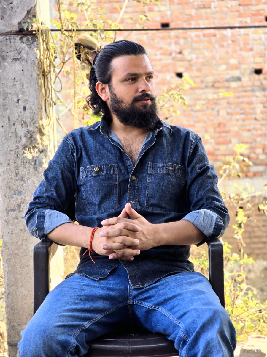 वाइस चांसलर: ये दाढ़ी क्यों बढ़ाई है?

ओशो: मैंने नहीं बढ़ाई, यह खुद से बढ़ती है क्योंकि प्राकृतिक है। आपने दाढ़ी कटाई है, प्रश्न आपसे बनता है कि आपने दाढ़ी क्यों कटाई।