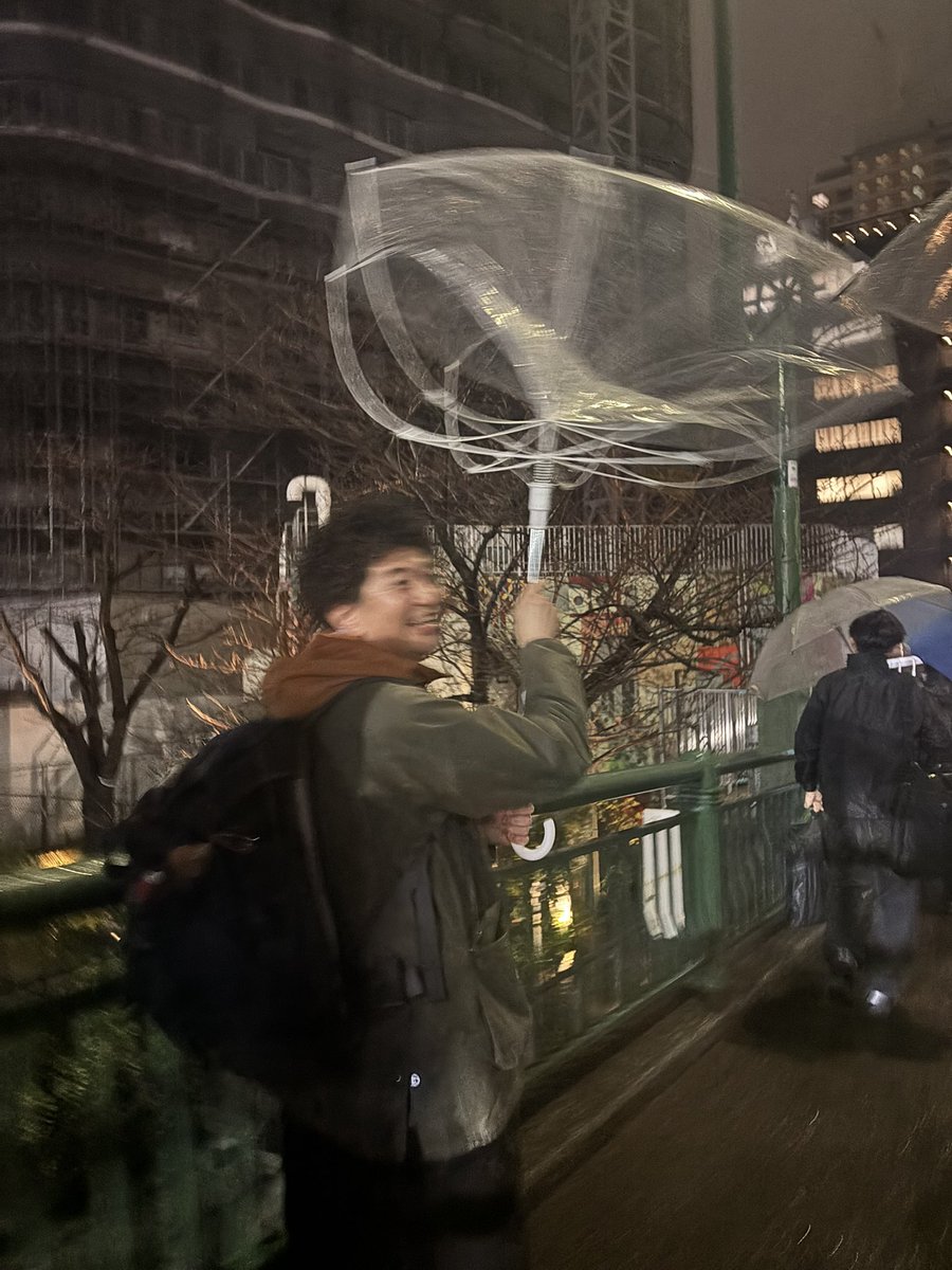 傘ひっくり返ってないね.