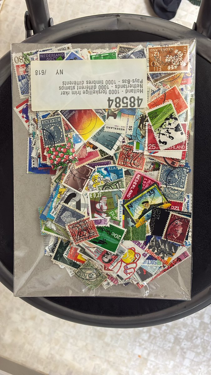 大阪から届いたオランダの切手パケット1000種。 またコレクションが