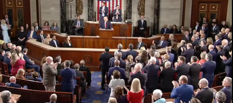 Dans la salle : le Congrès des États-Unis.
State of the Union.
Sénateurs et députés réunis
Sur scène : fake sur fake orange

Dans les travées : standing ovation.
Ils n’ont même plus besoin de vérifier, ils applaudissent par réflexe 😡🤡
