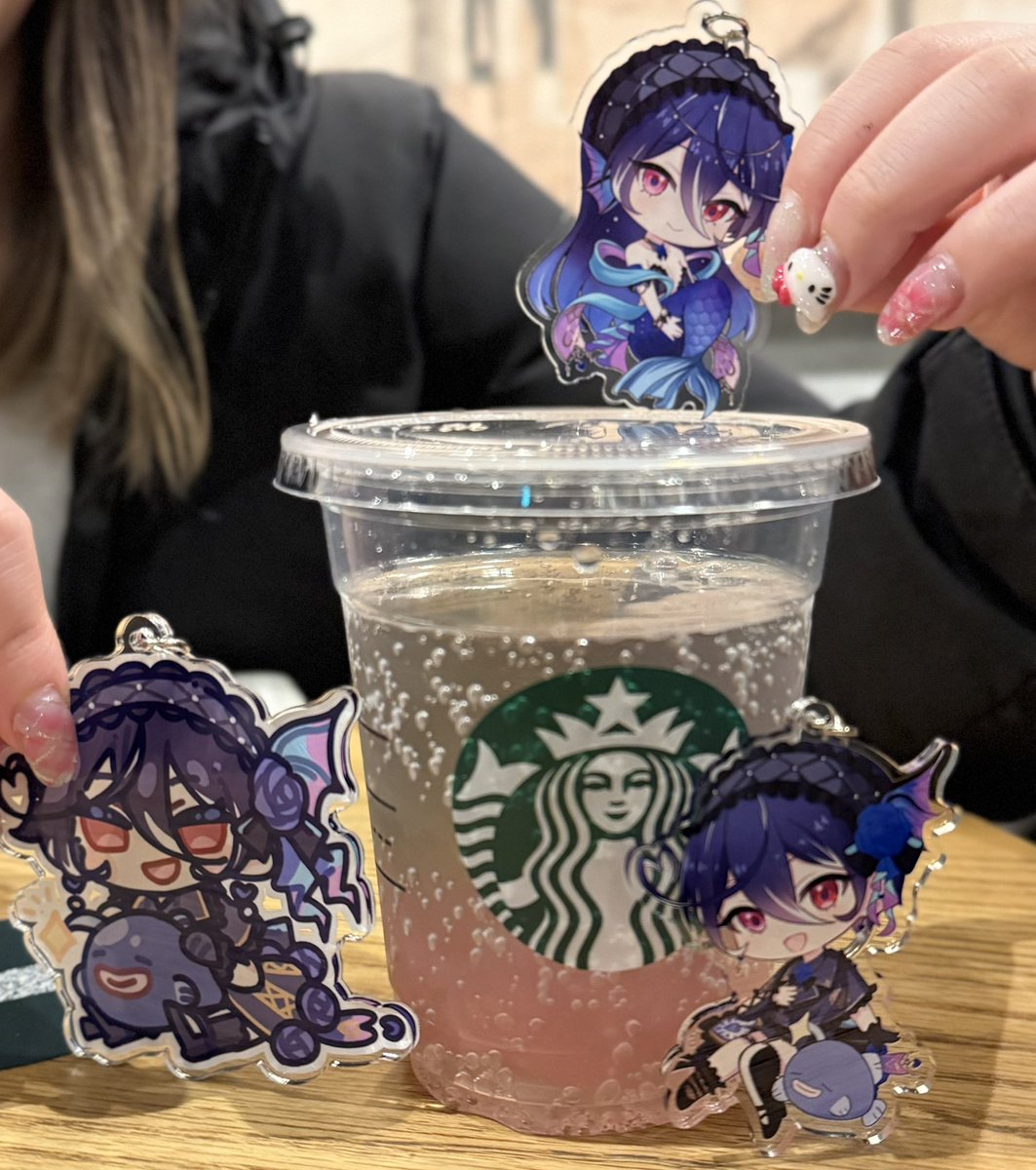 麻辣湯食べてきたよー！少し辛かったけどとっても美味しかった！
スタバでヒカルちゃんと写真撮ろうと思ったら友達が手伝ってくれたよ✨️
 #ひかげテラス