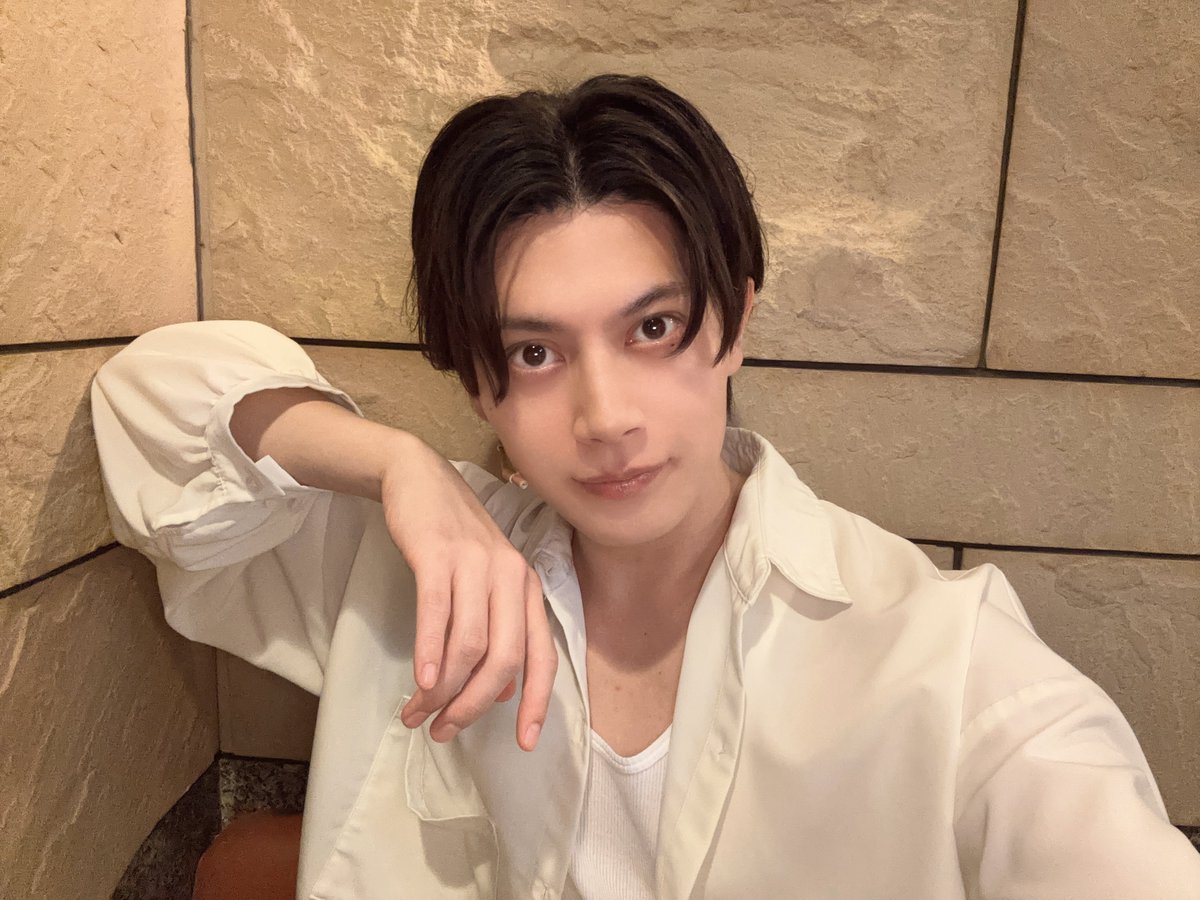 fukushi_nobuki's tweet photo. 舞台「Showとコント」無事に千秋楽を迎えることができました。
ご来場、そして温かい応援を本当にありがとうございました。

全8公演を、誰一人欠けることなく終えられたことを心から嬉しく思っています。
たくさんのひまわりも本当にありがとうございました。

改めて、ダンスとお芝居が大好きだと感じさせてくれた作品でした。

DVDをご予約いただいた皆さま、ぜひ楽しみにお待ちください。
#Showとコント