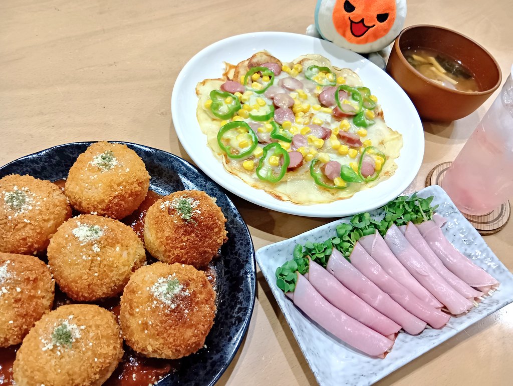 皆様、水曜日お疲れ様でした🤗

お騒がせしました！
すっかり元気になりました✨️
そして酒も4日ぶりに解禁🍺うまー！
太鼓は、金曜まで我慢〜😥

それはさておき今日は…

ライスコロッケ
じゃがいもピザ
かいわれハム巻き
みそ汁。

たりる…？😂
#おうちごはん