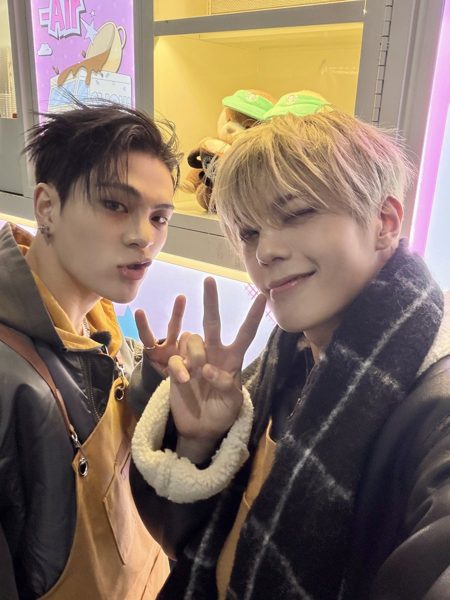 whib_official's tweet photo. [📸]
OFF Air☕ 알바생 컴백💝
휘브와 함께🤟

🔗https://t.co/KeQhDJhITk
🔗https://t.co/XRLDmeY4K4

#WHIB #휘브
#KIMJUNMIN #김준민
#LEEJEONG #이정 https://t.co/qeDD7Yfisy