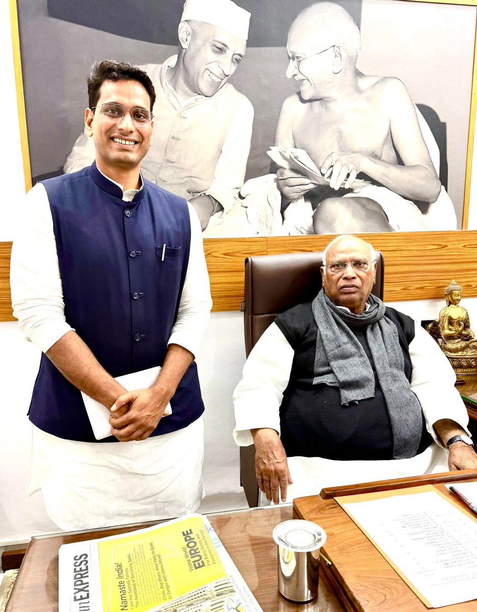 हमारे मार्गदर्शक हमारे नेता अखिल भारतीय कांग्रेस के राष्ट्रीय अध्यक्ष आदरणीय मल्लिकार्जुन खड़गे जी के साथ।।
<a href="/kharge/">Mallikarjun Kharge</a> <a href="/INCIndia/">Congress</a>