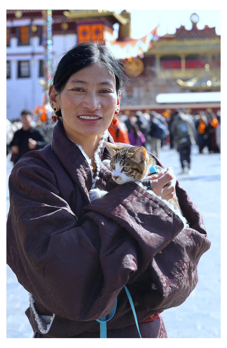 Tibetan girl and cat