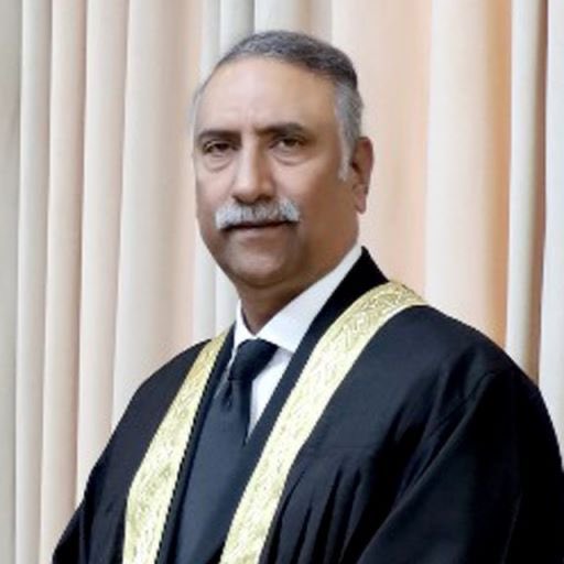 اس چہرے کو یاد رکھیں،
CM of KPK نے روزے کی حالت میں روسٹرم پر جا کر چیف جسٹس کو السلام علیکم کہا لیکن چیف جسٹس نے جواب تک دینا گوارا نہیں کیا اور اٹھ کر چلے گئے