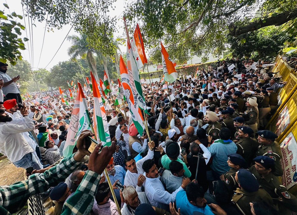 KrishanAttri_01's tweet photo. आज चंडीगढ़ में हरियाणा कांग्रेस द्वारा आयोजित ‘मनरेगा बचाओ संग्राम’ के तहत भाजपा सरकार की जनविरोधी नीतियों के विरोध में हरियाणा विधानसभा का शांतिपूर्ण घेराव।
@RahulGandhi @BhupinderShooda @DeependerSHooda https://t.co/tG8MnPaRHD