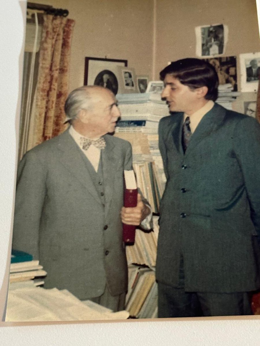 iureamicorum's tweet photo. El profesor Javier Tamayo Jaramillo nos comparte algunas fotos de Hans Kelsen en 1970, en visita que le hizo su profesor Leonardo Uribe Correa en su casa en Berkeley (California). También la versión mejorada de las fotos x Richard Parada https://t.co/SXKGRLU1sP