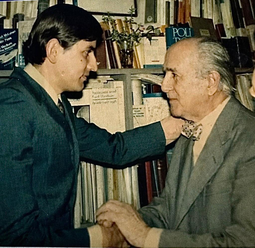 El profesor Javier Tamayo Jaramillo nos comparte algunas fotos de Hans Kelsen en 1970, en visita que le hizo su profesor Leonardo Uribe Correa en su casa en Berkeley (California). También la versión mejorada de las fotos x Richard Parada