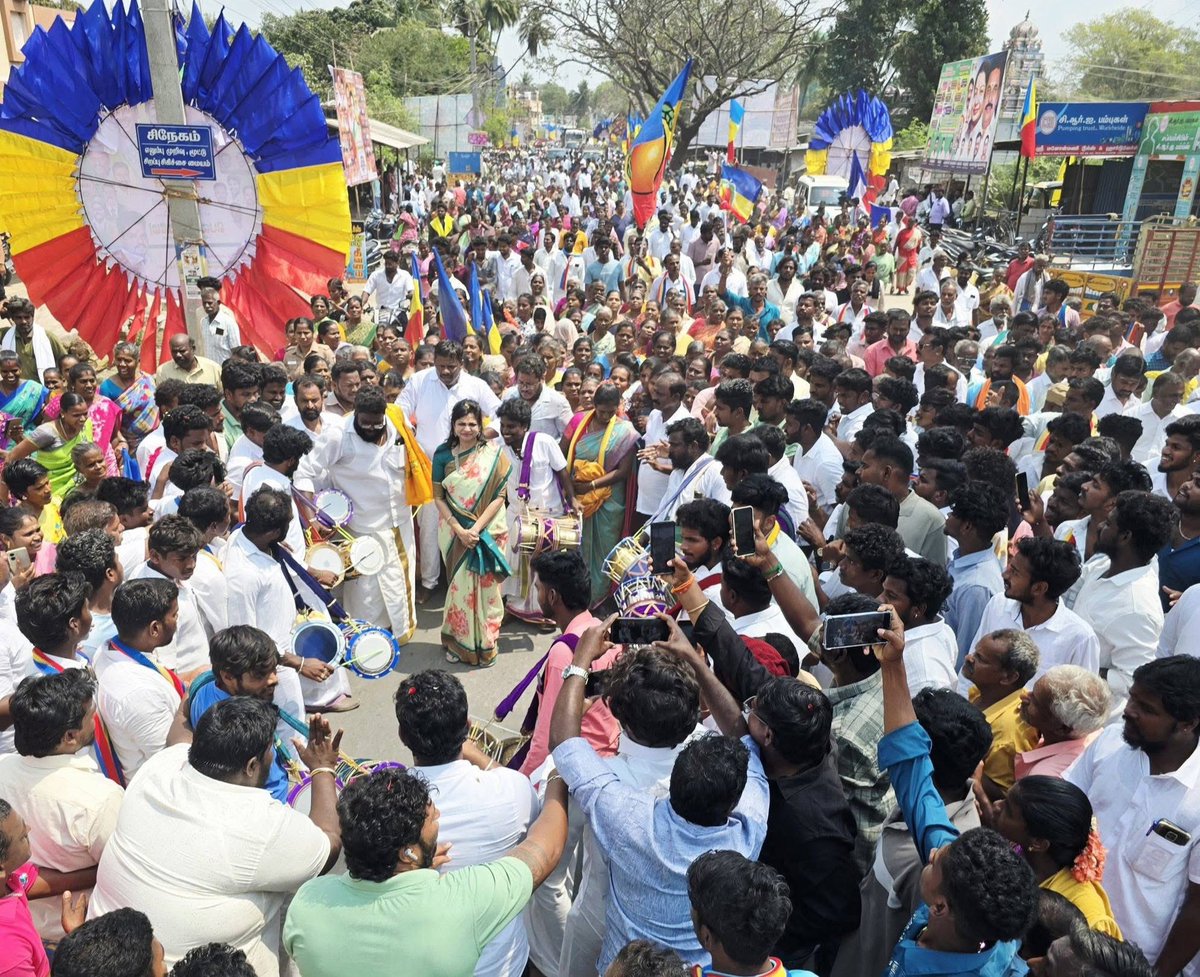 உத்திரமேரூரில் ஊர்வலம் போல ஊர்ந்து செல்லும் மக்கள் கூட்டத்தின் நடுவே முனைவர் சௌமியா அன்புமணி அவர்கள்! 

#PMKPresidentAnbumani #SowmiyaAnbumani