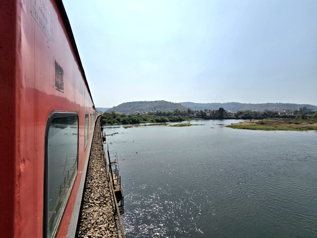 nonstopeurotrip's tweet photo. Some cracking #TrainWindowViews along the Konkan Railway so far - and we're not even at the good bits yet! ๐๐ฎ๐ณ #India #NonstopEurotrip https://t.co/fvYMYavOz9