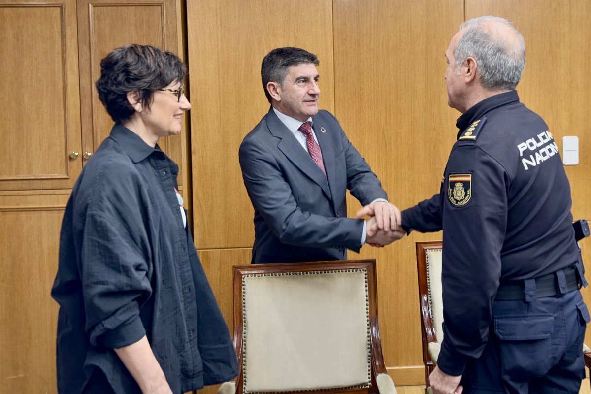 DelegGobGAL's tweet image. 🌞@blancolobeiras vén de presidir unha reunión de coordinación cos organismos da #AGE implicados no operativo da #Eclipse do 12 de agosto

🗣️ “Estamos preparados para que Galicia viva este momento histórico sen sobresaltos e con todas as garantías para a poboación e o territorio”