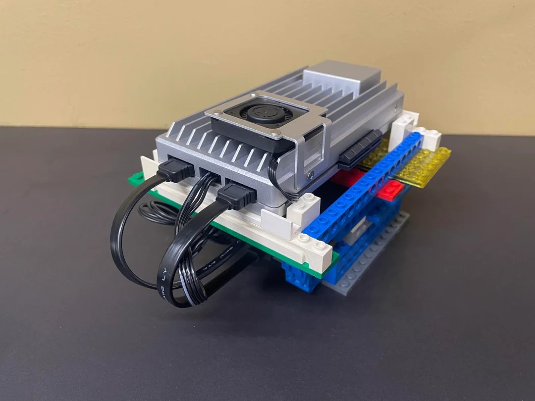 ZimaSpace's tweet photo. A #LEGO server rack. Bold choice.
#homelab #homeserver #DIY #ServerRack #SelfHosting #zimaboard2 https://t.co/LCDXJ97fyd