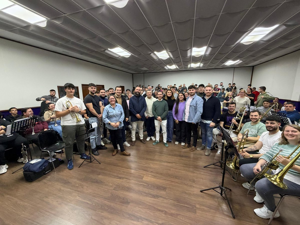 VISITA SECCIÓN MUSICAL LOS GITANOS

En la noche de ayer, miembros de nuestra Junta de Gobierno visitaron el local de ensayo de la querida Sección Musical de los Gitanos <a href="/LosGitanosSM/">Sección Musical Los Gitanos</a>, disfrutando de un rato de convivencia.