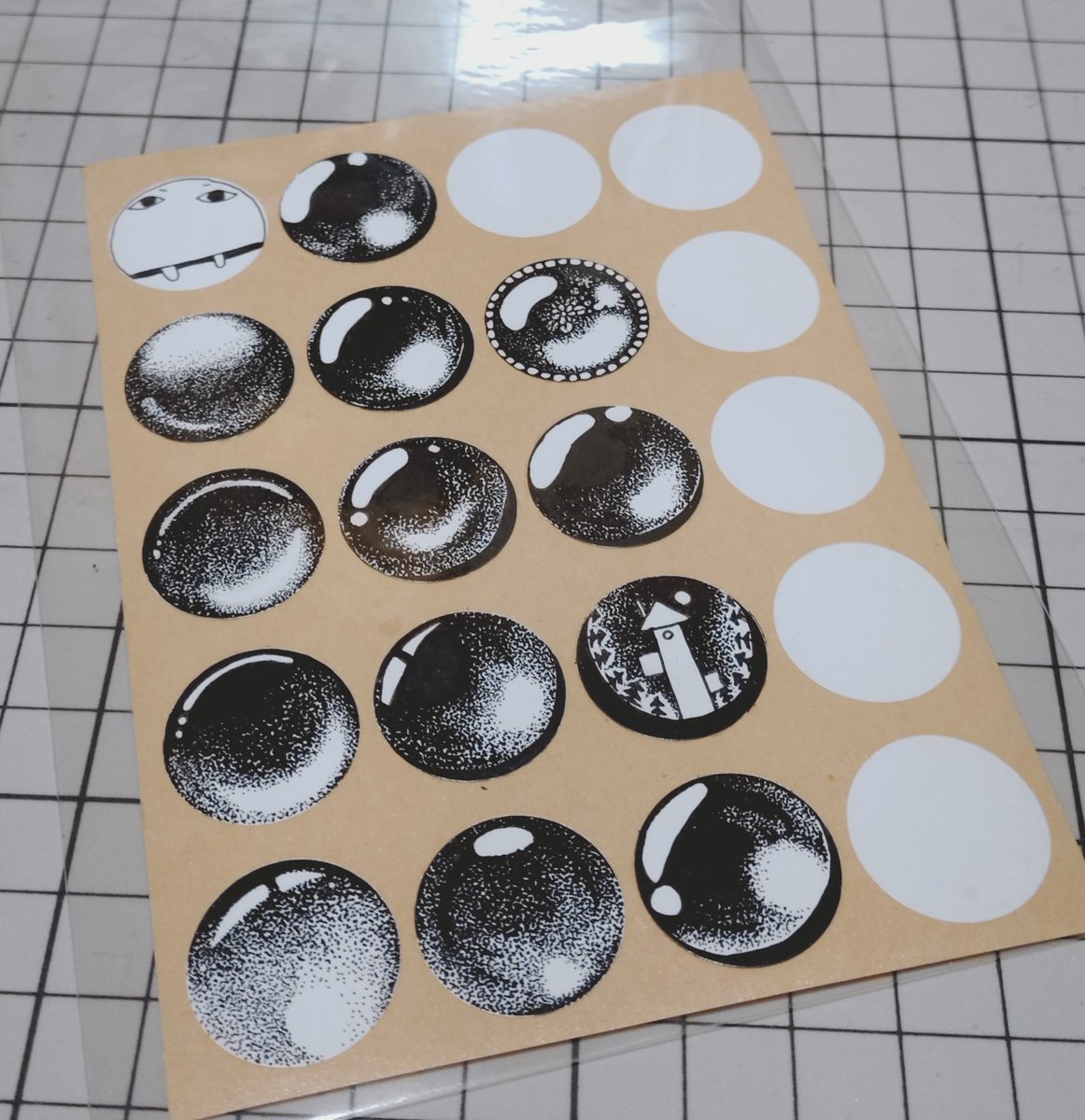 諸々のリハビリにやりだしたら止まらなくなったりしてましたが
やっぱり白に黒って重圧があるなあ…
#らくがき