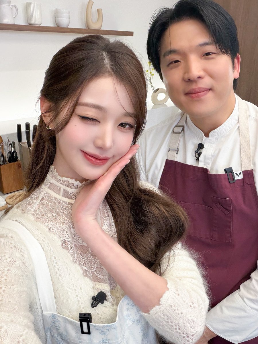IVEstarship's tweet photo. 📸 
260225 #셰프안성재 완료 💕

요리를 대하는 마음가짐부터 😌
인서트 하나까지 진심인
미식가 공주님 👩‍🍳 .·:*¨ ¨*:·. ₊⊹♡

도마 앞에서도 완벽한 자세로 해내고
덕분에 무사히(?) 생존 완료한
구운 페타 치즈 파스타 🍝

오늘 저녁도 원영이랑 뱅블랙하자 🙈🩷

#IVE #아이브 
#JANGWONYOUNG #장원영
#REVIVE_PLUS 
#BANGBANG #IVE_BANGBANG 
#BLACKHOLE #IVE_BLACKHOLE