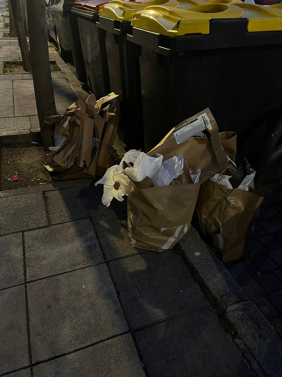 PasaenOporto's tweet photo. El incívico de turno que no quiere molestase recorrer 30 metros para depositar las cajas de cartón en el contenedor habilitado para ello. No debe ser muy listo cuando ni siquiera ha retirado las pegatinas que contienen sus datos personales. @policiademadrid más fácil imposible https://t.co/VJKEoT7h7F