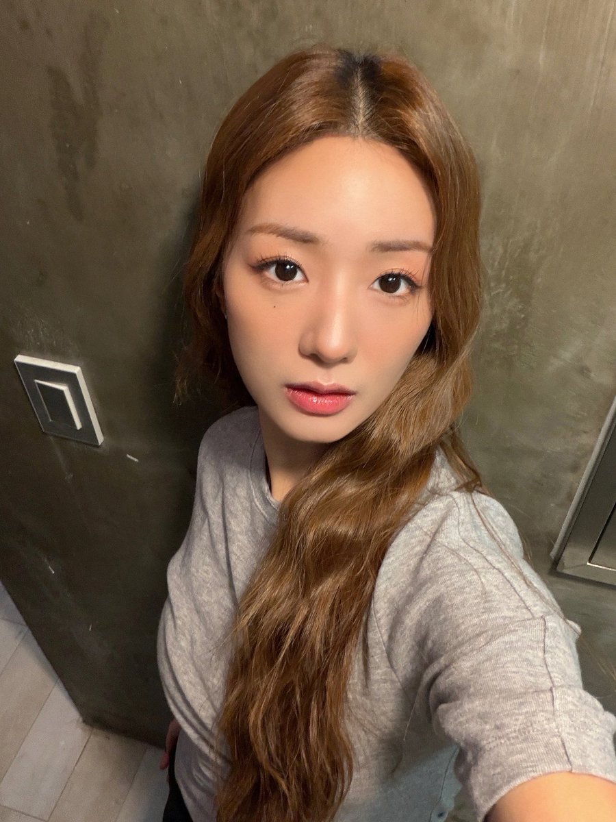 [📸] 

2026.02.25
<#콥씨레코즈>

대한민국 유행 진짜 훅훅 바뀌는듯
두쫀쿠 유행 끝나가니까 봄동비빔밥 유행함
그럼 다음은 무조건 콥씨와 함께하는 뽀미겠지

#에이핑크 #Apink 
#윤보미 #보미 #BoMi