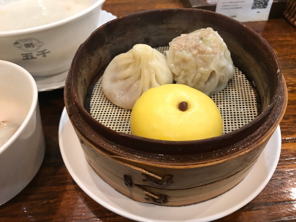 御徒町「香港式お粥専門店 五千」の五千粥セット（百合）中 1,280円
ランチセットから点心3種（台湾風小籠包・肉焼売・かぼちゃまん）付きの百合に。
お粥は中・小で金額一緒なので迷わず中に。トッピング12種から2種（えび・海鮮ミックス）選択。
熱々のお粥を小皿に取って、すするように食べる。