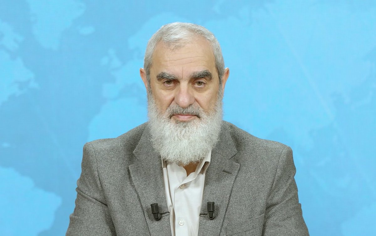 mahfildijital's tweet photo. 🔴 Nureddin Yıldız:

Hilal üzerinde gördük diye açıklama yapan ve bunu mahkeme yoluyla tekit eden ülkeler dün Gazze'deki firavunlukları görmeyen yöneticilerin yönettiği ülkelerdir. 

Dün Gazze'yi görmeyenler/göremeyenler bugün değil bir akşam vaktinde hilali, gün ortası güneşi bile gördük deseler ne anlam ifade eder?

Ne laiklik üzerinden Müslüman halkını sömürenler ne de dini hassasiyetler üzerinden halkını sömürenler bize güven vermemektedir.