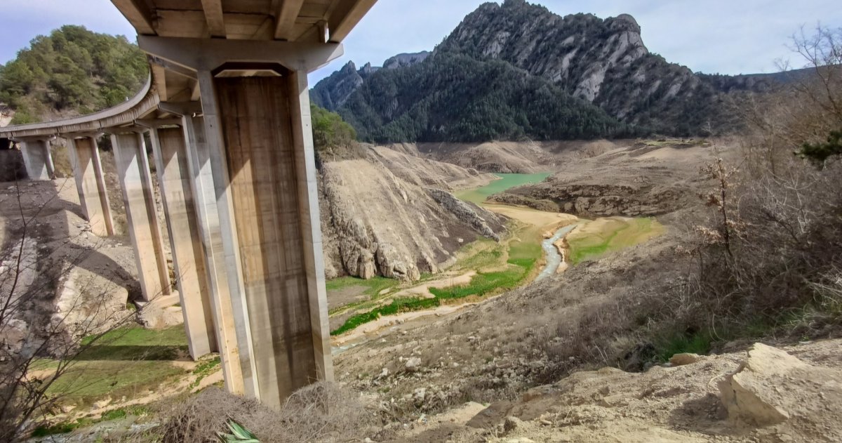 Al Cardener, Solsonès, com a tots els rius i embassaments catalans, el canvi ha estat radical.
Imatge de la Llosa del Cavall fa 1 any i ahir dimarts amb l'embassament ple del tot. Imatge del Narcís Serrat.
<a href="/aigua_cat/">ACA</a> <a href="/3CatInfoelTemps/">3CatInfo El temps</a>