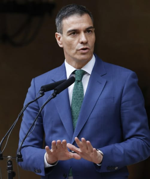 Il premier Pedro Sánchez ha compiuto un nuovo passo fondamentale per i diritti sociali della Spagna.
Con una firma a suo modo storica, assieme ai sindacati e alla ministra del Lavoro Yolanda Diaz, ha aumentato di oltre il 3% il salario minimo degli spagnoli, portandolo a 1221