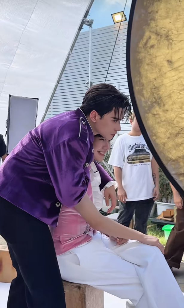 ((ทุกคนอยู่ในความสงบ เดี๋ยวเราพูดเอง))