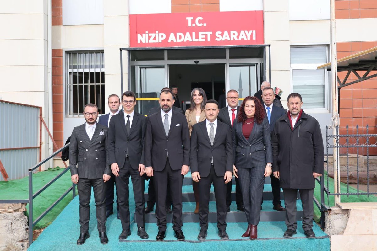 huseyinsk23's tweet photo. Hatıralar ve İstişarelerle Nizip Cumhuriyet Başsavcılığı Ziyareti

2007–2010 yılları arasında görev yaptığım, Cumhuriyet savcılığı görevine ilk adımı attığım Nizip Cumhuriyet Başsavcılığını yeniden ziyaret etmek benim için anlamlıydı.

Ziyaretimiz kapsamında Cumhuriyet Başsavcısı Sayın Erhan Birol ile denetimli serbestlik çalışmaları üzerine değerlendirme ve istişarelerde bulunduk.
Nazik ev sahiplikleri için teşekkür ediyor, çalışmalarında başarılar diliyorum.
#Nizip #CumhuriyetBaşsavcılığı #DenetimliSerbestlik #MeslekYolculuğu #Adalet