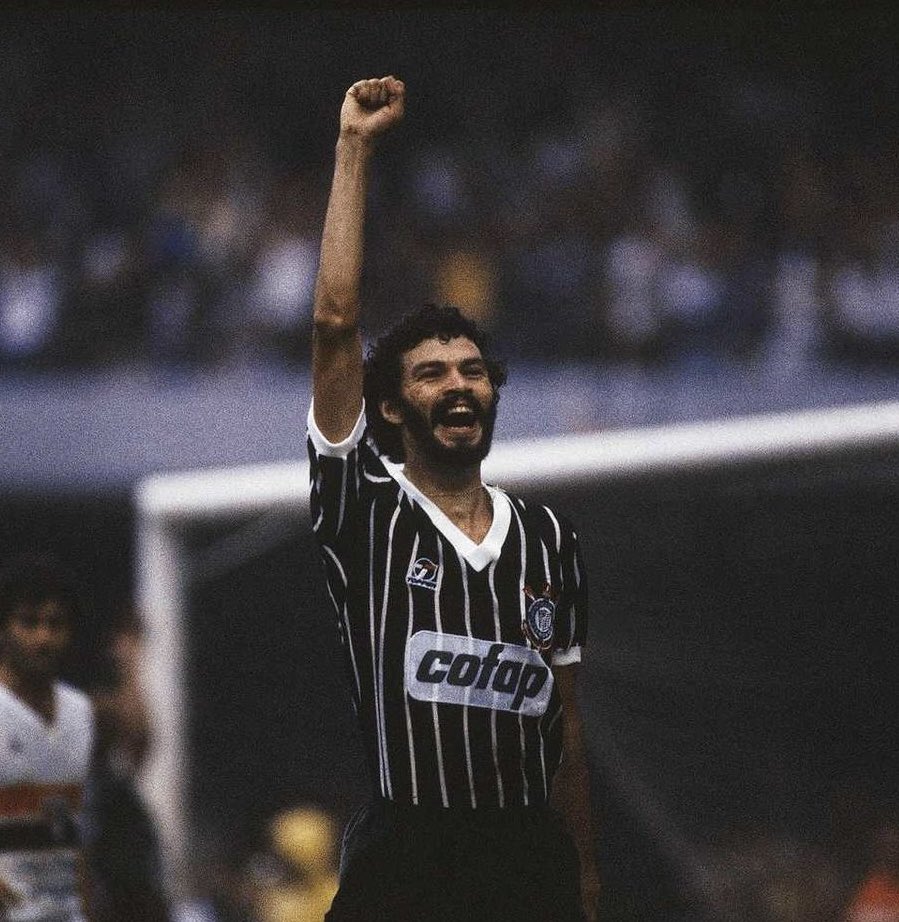 Socrates 💫

🗣️ “ Le football est un miroir de la société. 
S’il y a du racisme dans la société, il se reflète sur le terrain. 
Notre devoir n’est pas seulement de jouer au ballon, mais de briser ce miroir. ”