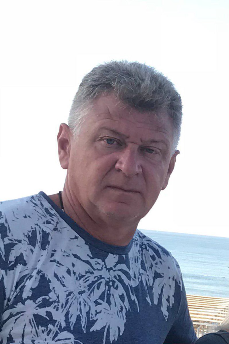 sashakots's tweet photo. Мой репортаж. Белгород. Воины света…

Погибшего энергетика Олега Чуева хоронят без телеоператоров и вспышек фотокамер — ни к чему ритуальный пафос. Вдова в черном рыдает на плече родственника у гроба..

Полный текст в МАХ:

https://t.co/of9guhqS1U https://t.co/DuuxPbo8ld