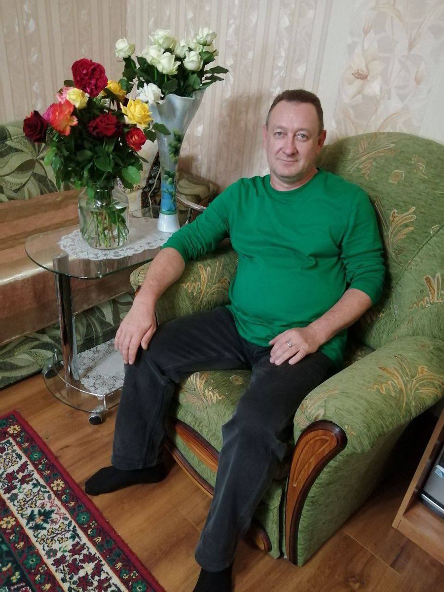 sashakots's tweet photo. Мой репортаж. Белгород. Воины света…

Погибшего энергетика Олега Чуева хоронят без телеоператоров и вспышек фотокамер — ни к чему ритуальный пафос. Вдова в черном рыдает на плече родственника у гроба..

Полный текст в МАХ:

https://t.co/of9guhqS1U https://t.co/DuuxPbo8ld
