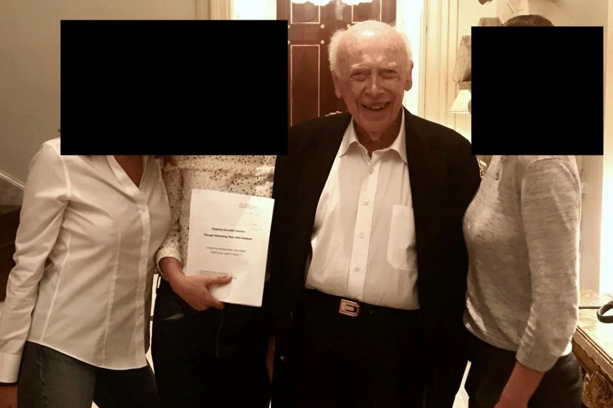 Etkiresmi's tweet photo. DNA'nın ikili sarmal yapısını keşfeden Nobel ödüllü ABD'li bilim insanı James Watson'un Jeffrey Epstein'in New York'taki malikanesinde 3 genç kadınla çekilmiş fotoğrafı ortaya çıktı. https://t.co/9PsLGQbbf3