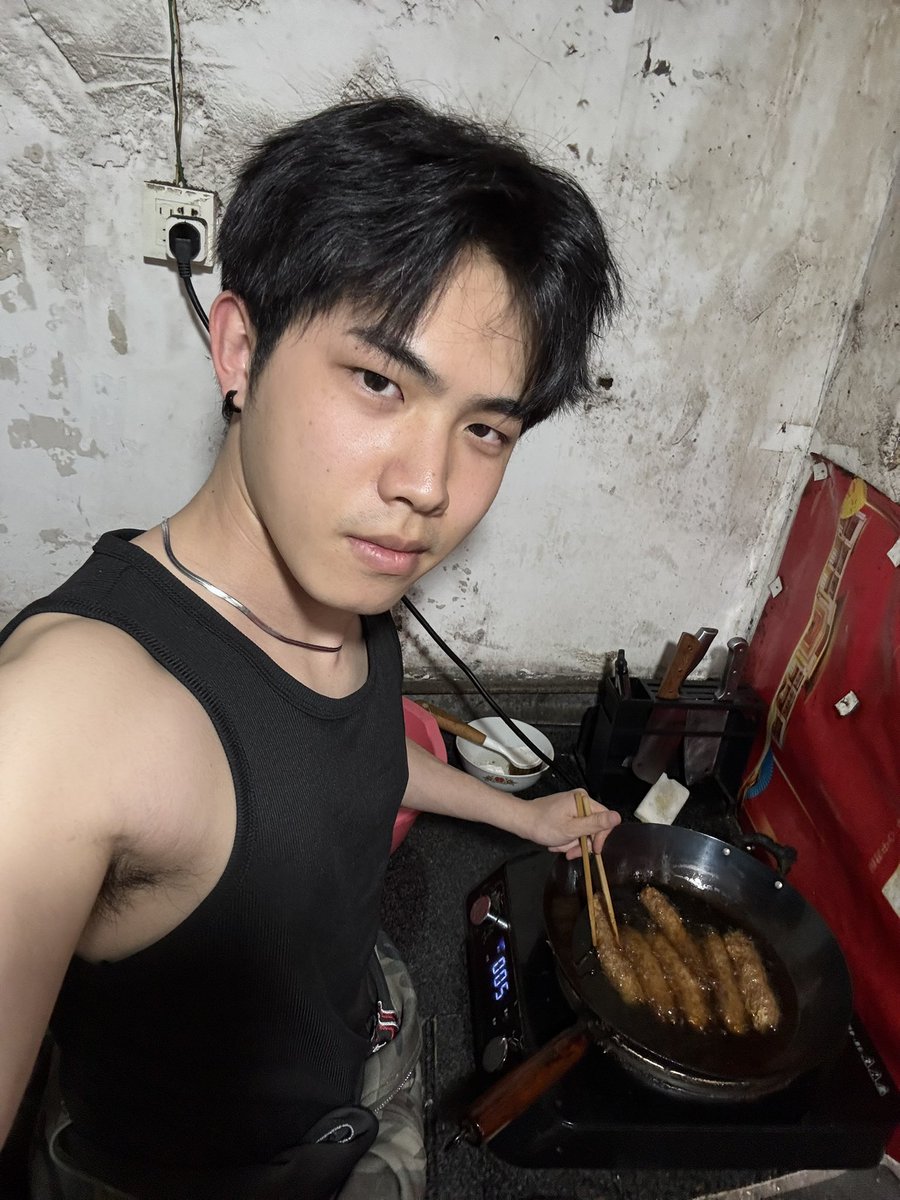 黑皮薄肌继父 tweet media