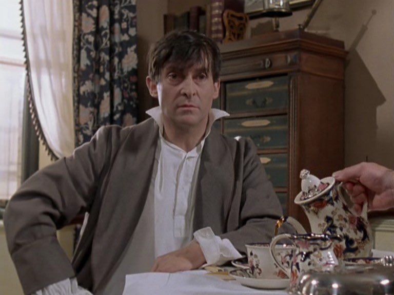 グラナダ版221Bの調度品、どれも素敵だけど食器類が特に好きだな。料理にクローシェ被せて持ってくるなんて本格的…。食べる日も食べられない日もしっかりめのご飯が準備されて、ワトソンが「とにかく朝食を食べよう」と説得する描写が何回もあってすごくいい。原作でも「一回食事を挟もうか」とかある