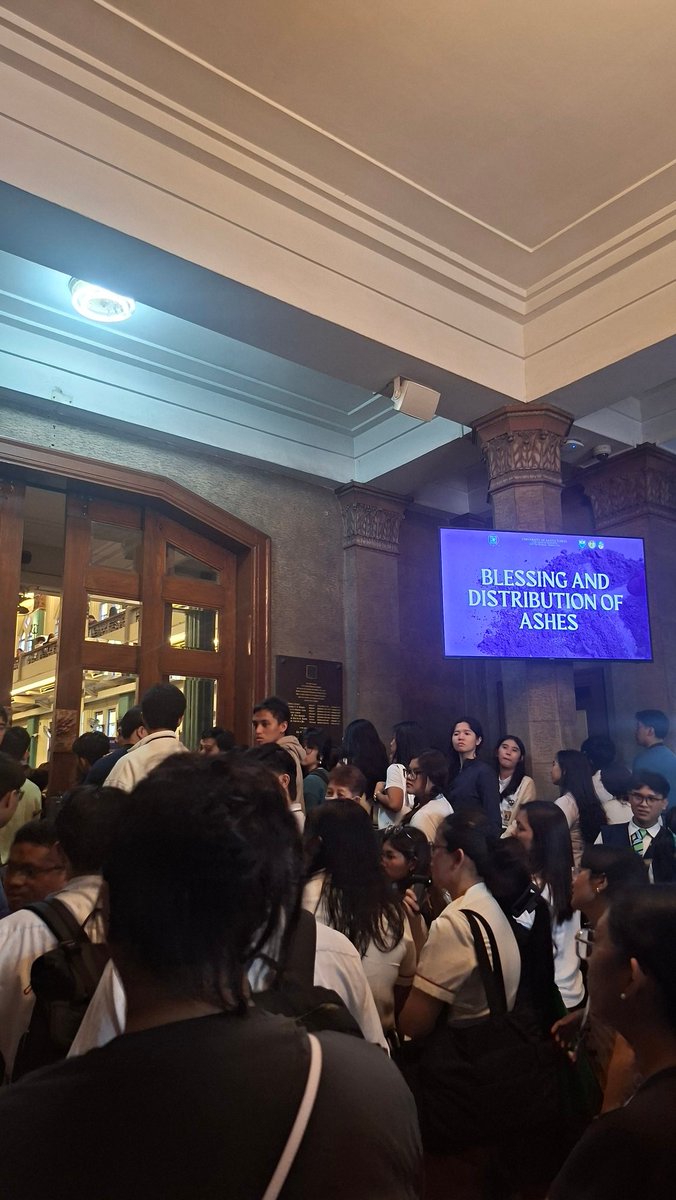 jdcusipag's tweet photo. LOOK: Students from University of Santo Tomas and nearby schools in university belt lined up at the Santísimo Rosario Parish for the imposition of ashes on Ash Wednesday, February 18, 2026. @ABSCBNNews https://t.co/qeditkcxlx