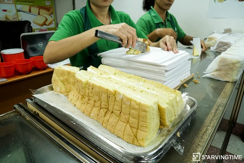 ยืนยันว่า ซิฟฟ่อน เบเกอรี่เทเวศน์ อร่อยมากๆๆๆๆ เนื้อนุ่มมาก 
รสชาติ Original รสใบเตย อร่อยมาก ไม่หวานมากค่ะ
(ร้านอยู่ตรงป้ายรถเมล์ ตรงข้าม ม.ราชมงคลพระนคร ศูนย์เทเวศร์)
#หมิวณัชชา #MiuNatsha 
#ลีน่าหมิว #LenaMiu