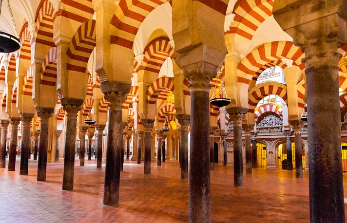 mkmthings's tweet image. Abad ke-10. Eropa masih gelap. Tapi di Cordoba (Spanyol Islam), ada 70 perpustakaan umum. Satu perpustakaan terbesarnya punya 400.000 buku—saat biara terbesar di Eropa cuma punya 40 buku. Ilmuwan Yahudi, Kristen, Islam duduk bersama menerjemahkan ilmu. Islam jaya bukan karena