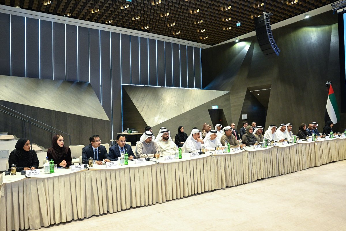 emlakxidmeti's tweet image. İqtisadiyyat naziri Mikayıl Cabbarov (@MikayilJabbarov) BƏƏ-nin iqlim və ətraf mühit naziri Amna Al Dahakın (@amnaaaldahak) rəhbərlik etdiyi nümayəndə heyəti ilə görüşüb.  

Ətraflı - shorturl.at/VYarc

#EconomyAz