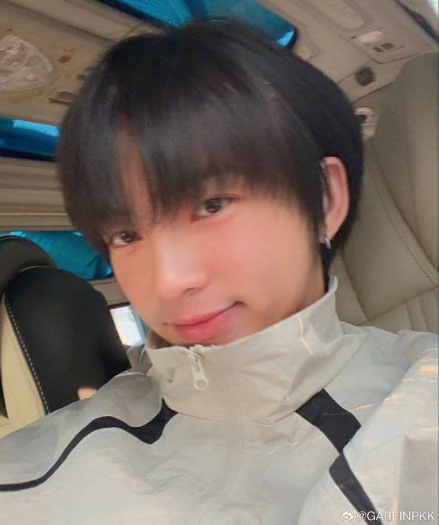 โอ๊ยยย น่ารักกกอ่ะ
ชอบที่น้องเอาผมทัดหู
น่ารักที่สู้ดดดดด🧡🧡

#Garfinpkk
<a href="/garfinpkk/">Garfield 潘塗瑞</a> 
#Feildmily
