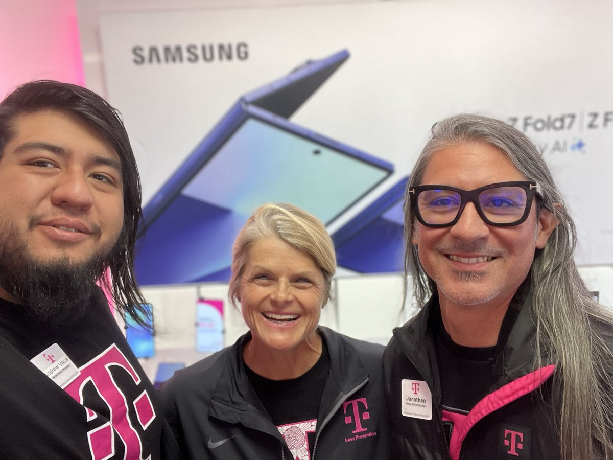 jenniferlpguru's tweet image. Awesome 😎 team time with magenta 🩷  peeps @TMobile Palm Springs SMRA! 🌴 #magentamagic