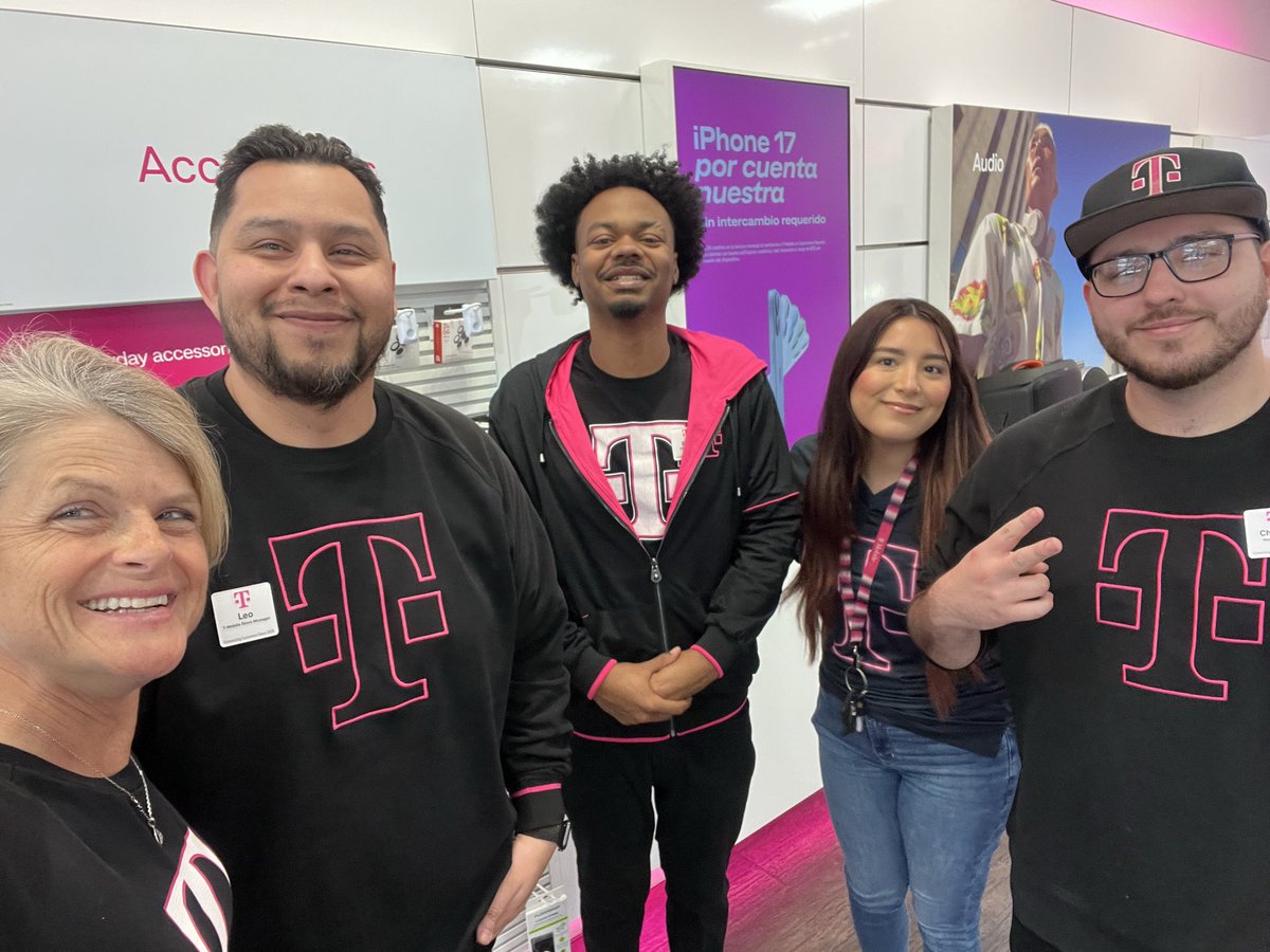 jenniferlpguru's tweet image. Awesome 😎 team time with magenta 🩷  peeps @TMobile Palm Springs SMRA! 🌴 #magentamagic