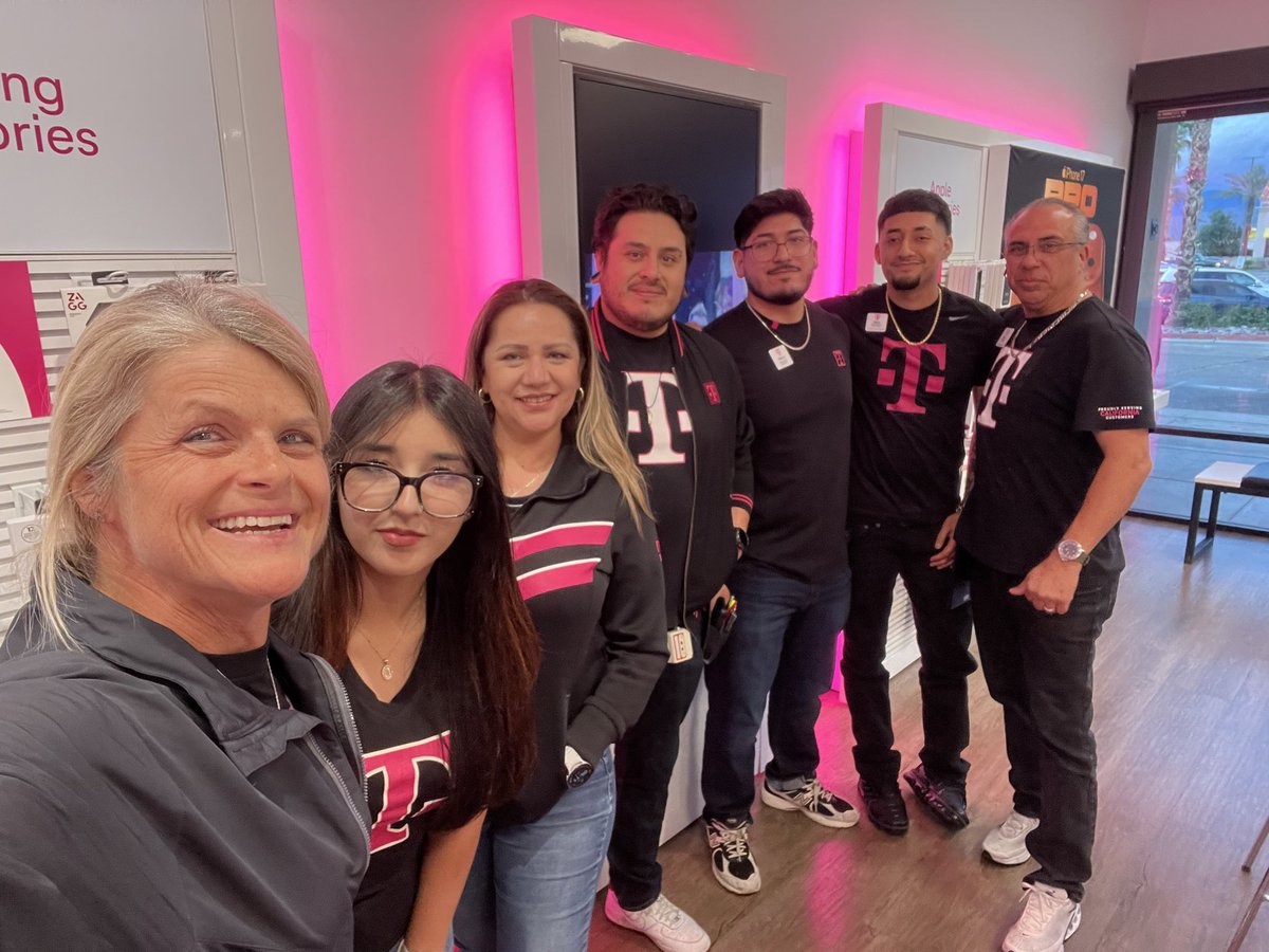 jenniferlpguru's tweet image. Awesome 😎 team time with magenta 🩷  peeps @TMobile Palm Springs SMRA! 🌴 #magentamagic