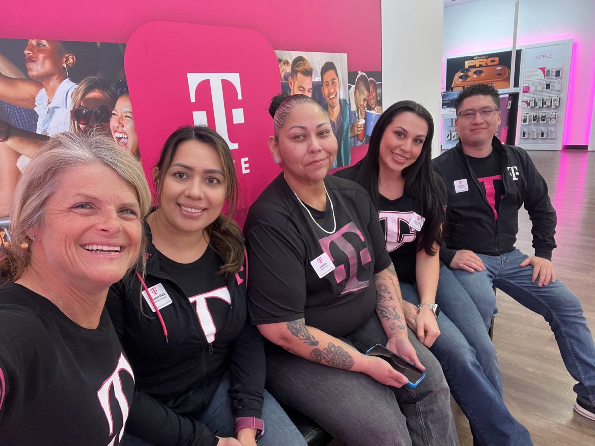 jenniferlpguru's tweet image. Awesome 😎 team time with magenta 🩷  peeps @TMobile Palm Springs SMRA! 🌴 #magentamagic