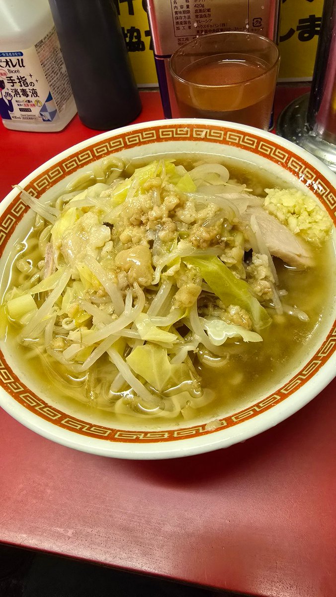 shape99999's tweet photo. ラーメン二郎目黒店　目黒区目黒
小ラーメンNsA600
初目黒。非乳化。クタ野菜。麺量少ないけど自分にはこれくらいが丁度かも。アブラはほぼ液体。駅から少し歩く。安すぎ。 https://t.co/w4xmIVGeP8