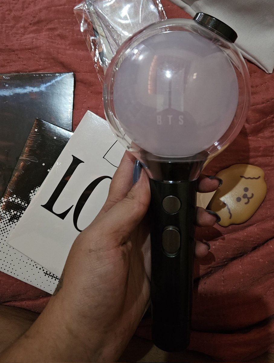 rkive_joyce's tweet photo. A foto ta podre pois foi a única que tirei e ja guardei minha bebê. Feedback positivo pra @otse7e pela venda da armybomb e pelos singles de lost, haegeum e slow dancing. Tudo muito bem embalado e a val deixou que eu esperasse os singles chegar (a armybomb comprei em setembro) + https://t.co/AScJpz5ZRU