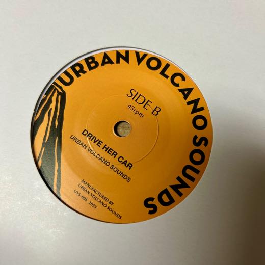 wenodrecords's tweet photo. 【新入荷】URBAN VOLCANO SOUNDS - 丘サウダージc/w DRIVE HER CAR [7"]「KEN2D SPECIALのKEN KEN(tb,vo)とhacchi(programming)によるユニットURBAN VOLCANO SOUNDSが、極上の新曲２曲をカップリングした新作7インチ・シングルを限定リリース！！」 https://t.co/nUKYQUAQ2r https://t.co/pSy2YACwRq